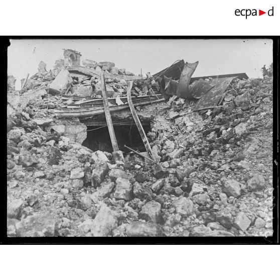 Montfaucon (Meuse). Effet de l'artillerie. [légende d'origine]