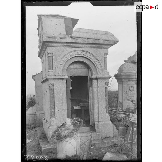 Montfaucon (Meuse). Tombe du cimetière profanée et utilisée comme poste optique. [légende d'origine]