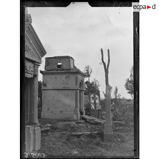 Montfaucon (Meuse). Tombe du cimetière profanée et utilisée comme poste optique. [légende d'origine]