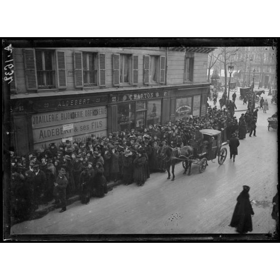 Paris. La foule des souscripteurs. [légende d'origine]