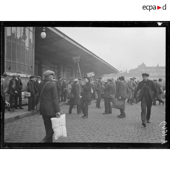 Paris. Gare Montparnasse. Départ de la classe 1918. [légende d'origine]