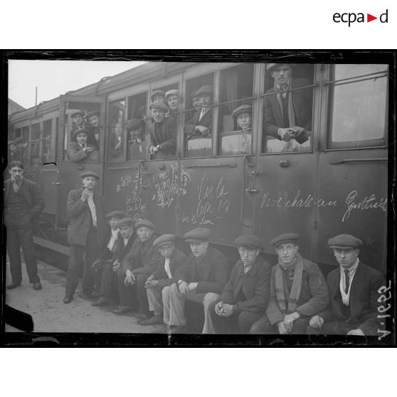 Paris. Gare Montparnasse. Départ de la classe 1918. [légende d'origine]