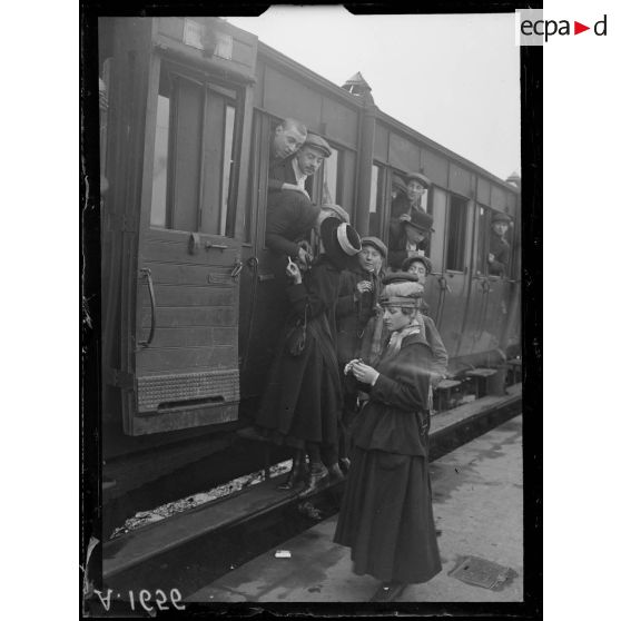 Paris. Gare Montparnasse. Départ de la classe 1918. [légende d'origine]