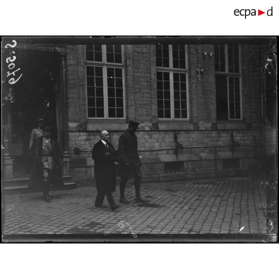 Bruges, Belgique. Visite du roi des Belges et de M. Poincaré. Le roi et le président quittent l'hôtel de Ville. [légende d'origine]