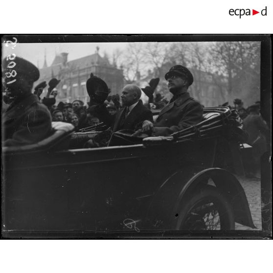 Bruges, Belgique. Visite du roi des Belges et de M. Poincaré. Le roi et le président se promènent dans les rues de la ville. [légende d'origine]