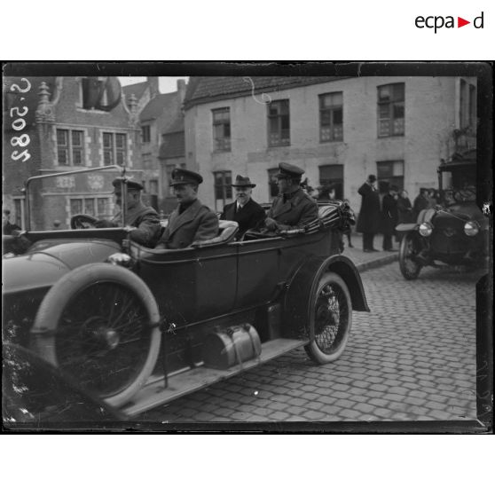Ostende. Visite du roi des Belges et de M. Poincaré. Sortie de la gare maritime. [légende d'origine]