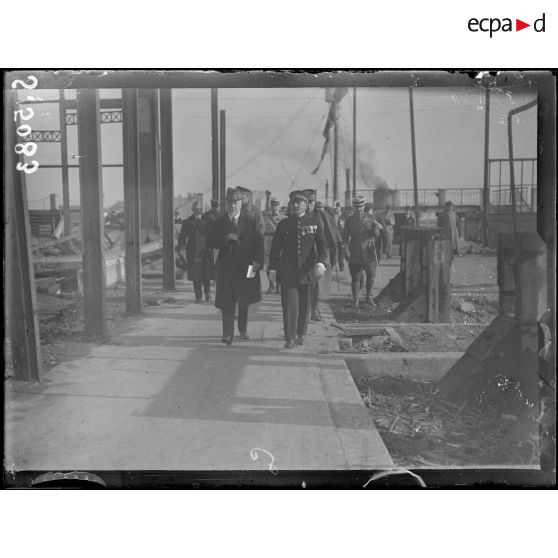 Ostende. Visite du roi des Belges et de M. Poincaré. Le roi et le président sortent de la gare maritime. [légende d'origine]