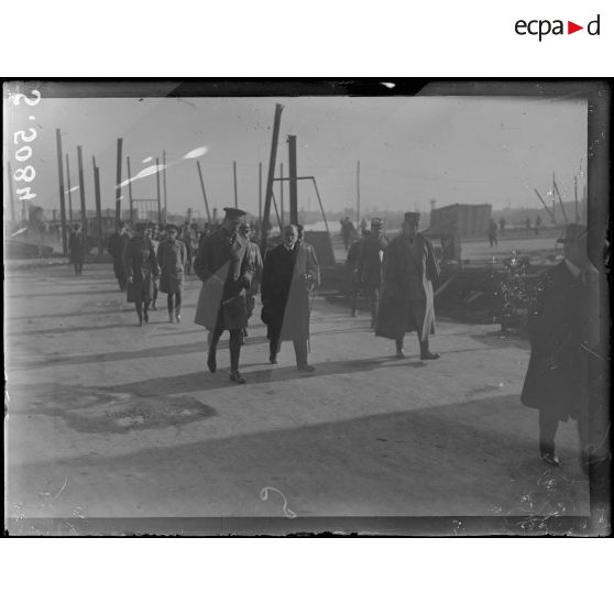 Ostende. Visite du roi des Belges et de M. Poincaré. Le roi et le président visitent une ancienne batterie allemande. [légende d'origine]