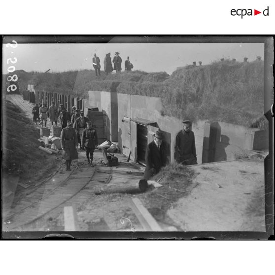 Ostende. Visite du roi des Belges et de M. Poincaré. Le roi et le président visitent une ancienne batterie allemande. [légende d'origine]