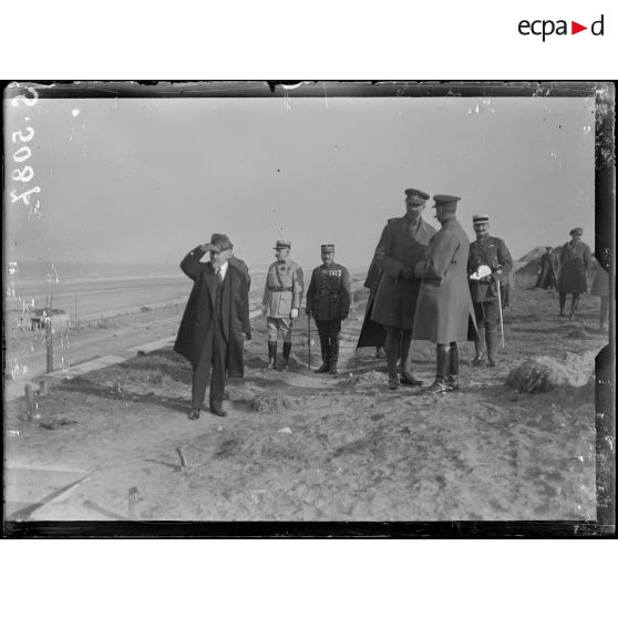 Ostende. Visite du roi des Belges et de M. Poincaré. Le roi et le président visitent une ancienne batterie allemande. [légende d'origine]