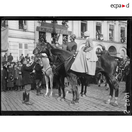 Gand, Belgique. Le roi des Belges, la reine, le prince héritier. [légende d'origine]