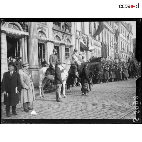 Gand, Belgique. Le roi des Belges, la reine, le prince héritier assistent au défilé des troupes, sur la place d'armes. [légende d'origine]