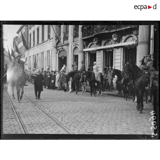 Gand, Belgique. Le roi des Belges, la reine, le prince héritier assistent au défilé des troupes, sur la place d'armes. [légende d'origine]