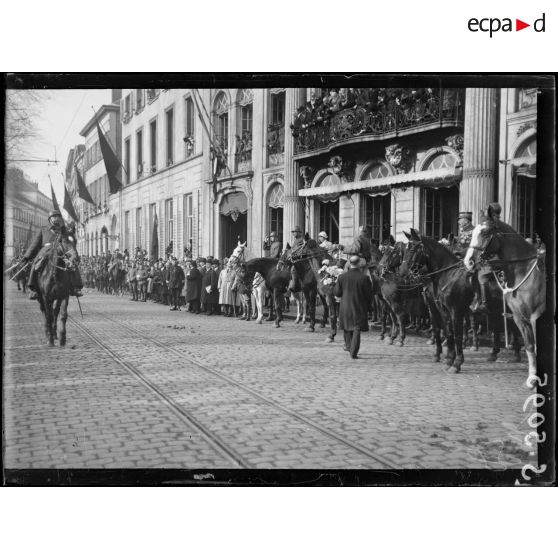Gand, Belgique. Le roi des Belges, la reine, le prince héritier assistent au défilé des troupes, sur la place d'armes. [légende d'origine]