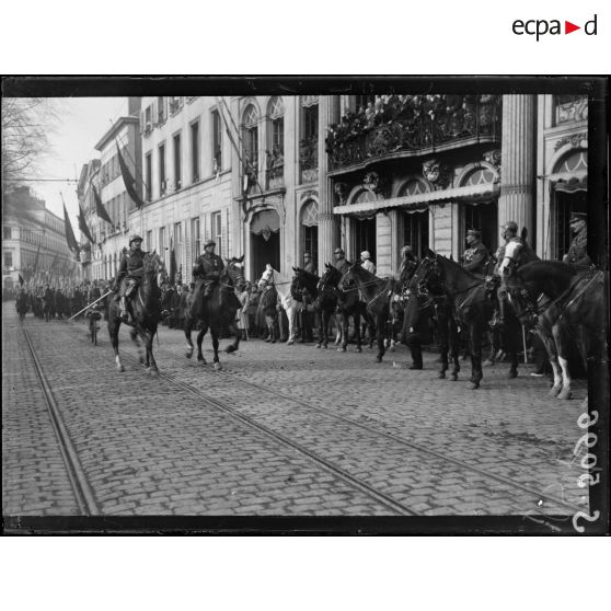 Gand, Belgique. Le roi des Belges, la reine, le prince héritier assistent au défilé des troupes, sur la place d'armes. [légende d'origine]