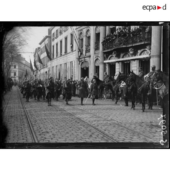 Gand, Belgique. Le roi des Belges, la reine, le prince héritier assistent au défilé des troupes, sur la place d'armes. [légende d'origine]