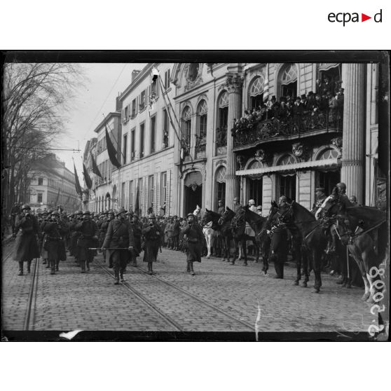 Gand, Belgique. Le roi des Belges, la reine, le prince héritier assistent au défilé des troupes, sur la place d'armes. [légende d'origine]