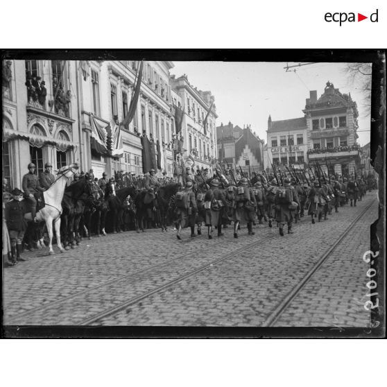 Gand, Belgique. Le roi des Belges, la reine, le prince héritier assistent au défilé des troupes, sur la place d'armes. [légende d'origine]