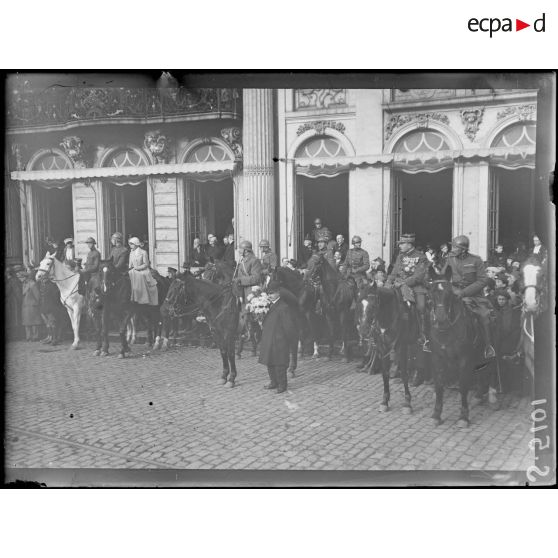 Gand, Belgique. Le roi des Belges, la reine, le prince héritier assistent au défilé des troupes, sur la place d'armes. [légende d'origine]