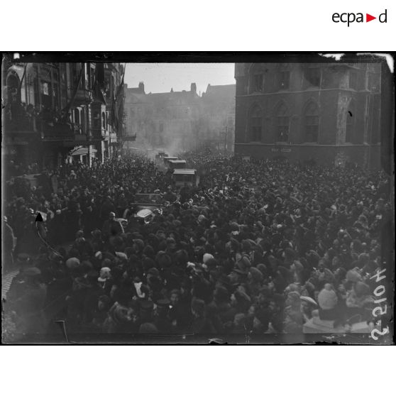 Gand. Entrée des souverains. La foule acclame le cortège. [légende d'origine]