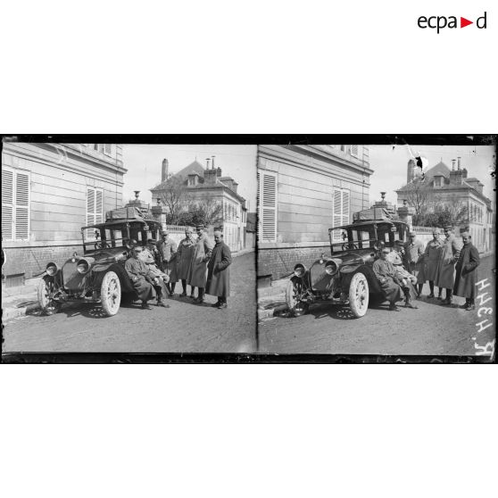 Le commandant Eveillard, commandant le GQG, officiers [d’état-major]. [légende d’origine]