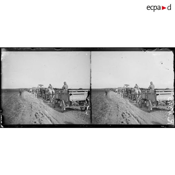 Sur la route d’Ailly (Somme). Convois sur la route. [légende d’origine]