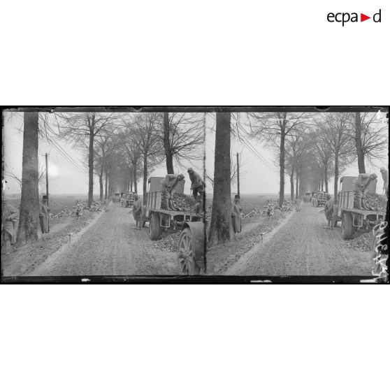 Merville-aux-Bois (Somme). Le 53e d’infanterie allant au repos. La réfection des routes. [légende d’origine]