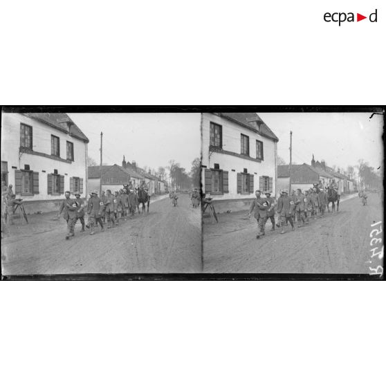 Essertaux (Somme). Arrivée de prisonniers allemands. [légende d’origine]