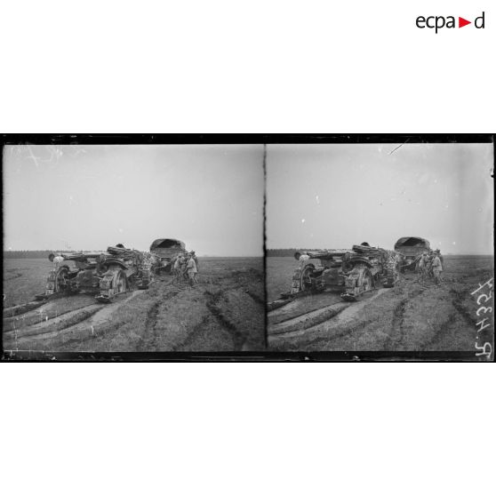 Bois du Domont-Desrainées (Somme). Mise en batterie de 155 Filloux. [légende d’origine]