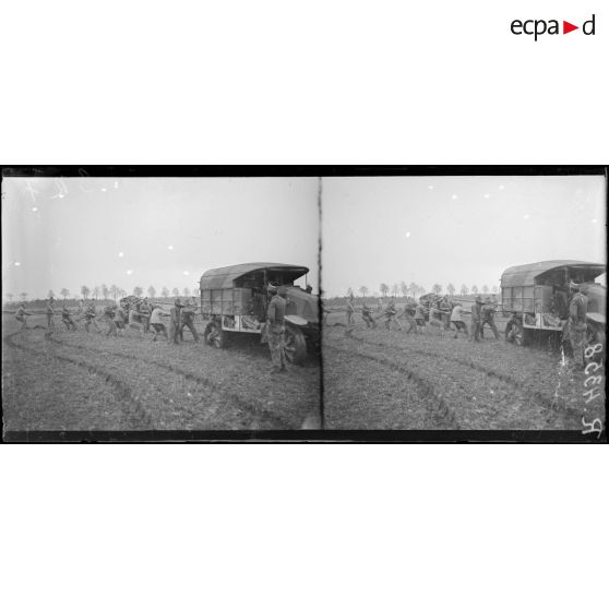 Bois du Domont-Desrainées (Somme). Mise en batterie de 155 Filloux. [légende d’origine]