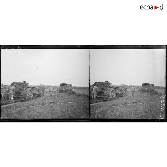 Bois du Domont-Desrainées (Somme). Mise en batterie de 155 Filloux. [légende d’origine]