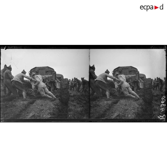 Bois du Domont-Desrainées (Somme). Mise en batterie de 155 Filloux. [légende d’origine]