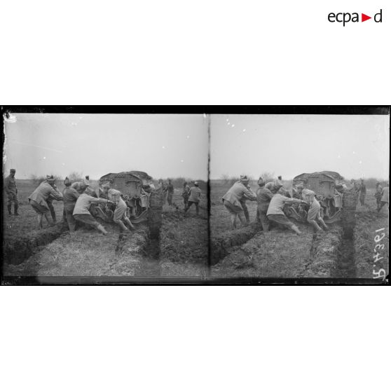 Bois du Domont-Desrainées (Somme). Mise en batterie de 155 Filloux. [légende d’origine]