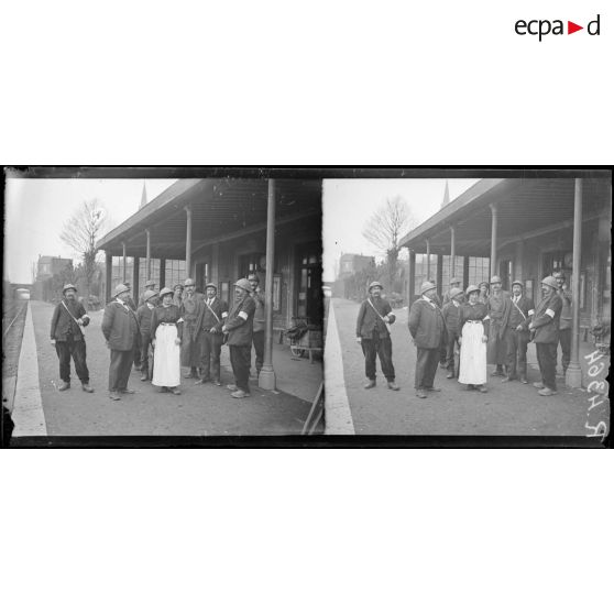 Ailly-sur-Noye (Somme). Les employés de la gare sont casqués, même les femmes ! [légende d’origine]