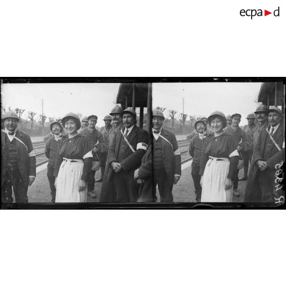 Ailly-sur-Noye (Somme). A la gare. Une femme coiffée du casque assure son service. [légende d’origine]