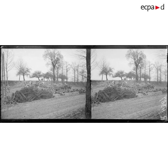 Près Louvrechy (Somme). Arrivée des fils de fer barbelés. [légende d’origine]