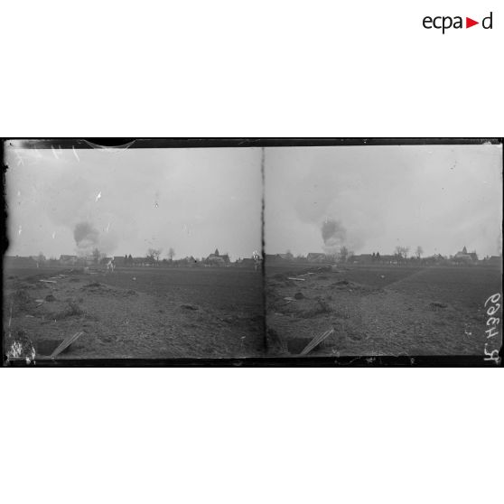 Près Louvrechy (Somme). Arrivée des fils de fer barbelés. [légende d’origine]