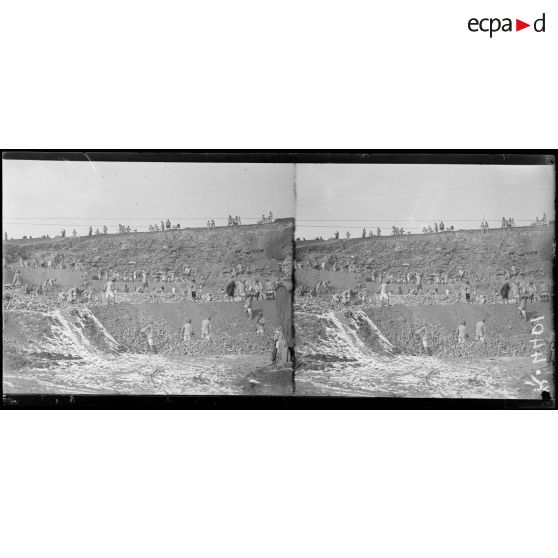 Près Conty (Somme). L’exploitation d’une carrière pour la réfection des routes. [légende d’origine]