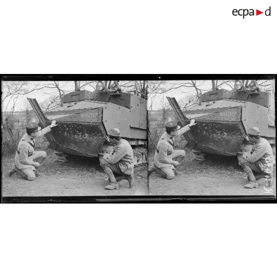 Gouy-les-Groseillers (Oise). Les tanks - Mets-zy-en ! Retour de l’attaque du 18-4. Char n°273. Ce char atteint plus de 150 balles perforantes a regagné nos lignes sans encombre. [légende d’origine]