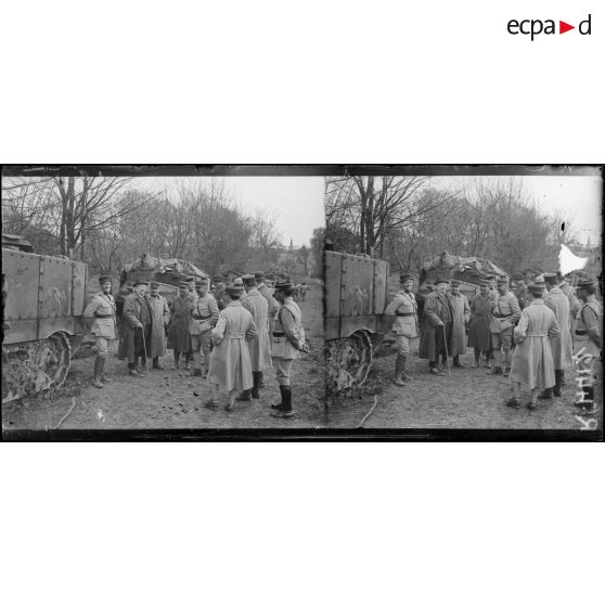 Gouy-les-Groseillers (Oise). M. Breton, sous-secrétaire d’état au ministère des inventions, inspecte les chars. [légende d’origine]