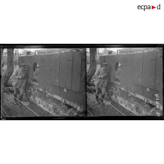 Gouy-les-Groseillers (Oise). Les tanks retour de l’attaque du 18-4. « Méphisto » qui a reçu un obus de plein fouet. [légende d’origine]