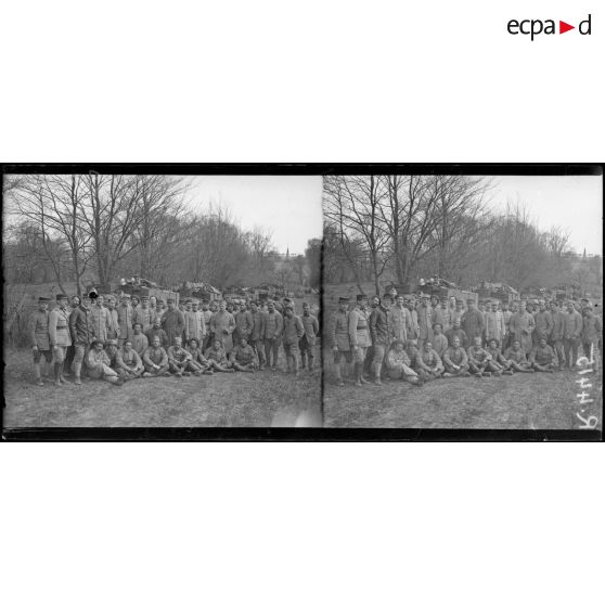 Gouy-les-Groseillers (Oise). Les tanks retour de l’attaque du 18-4. Groupe d’officiers, sous-officiers et soldats qui participèrent à l’attaque du 18-4. [légende d’origine]