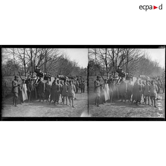 Gouy-les-Groseillers (Oise). Les tanks retour de l’attaque du 18-4. M. Breton, sous-secrétaire d’état au ministère des inventions et les officiers des chars. [légende d’origine]