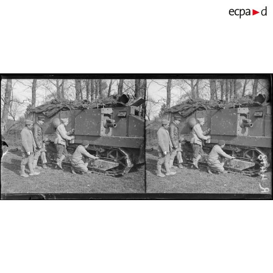 Gouy-les-Groseillers (Oise). Les tanks retour de l’attaque du 18-4. « Char-le-Magne n°271 ». Sous-lieutenant Doucieux. [légende d’origine]