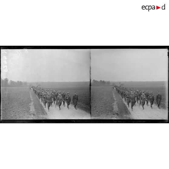 Près de Noyers-Saint-Martin (Oise), le défilé du 28e régiment d'infanterie américaine. [légende d'origine]