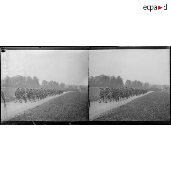 Près de Noyers-Saint-Martin (Oise), le défilé du 28e régiment d'infanterie américaine. La mitraille. [légende d'origine]