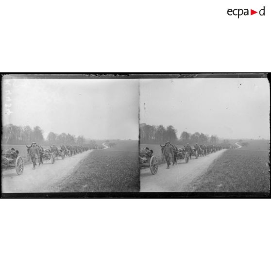 Près de Noyers-Saint-Martin (Oise), le défilé du 28e régiment d'infanterie américaine. La mitraille. [légende d'origine]