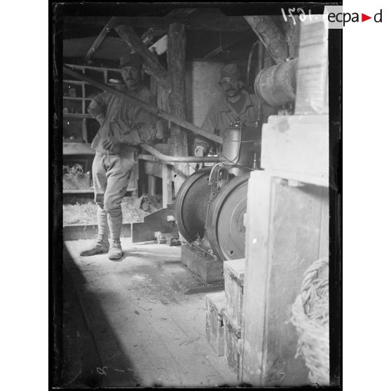 Mont-sans-Nom. Marne. Installation électrique dans un ancien abri allemand. [légende d'origine]