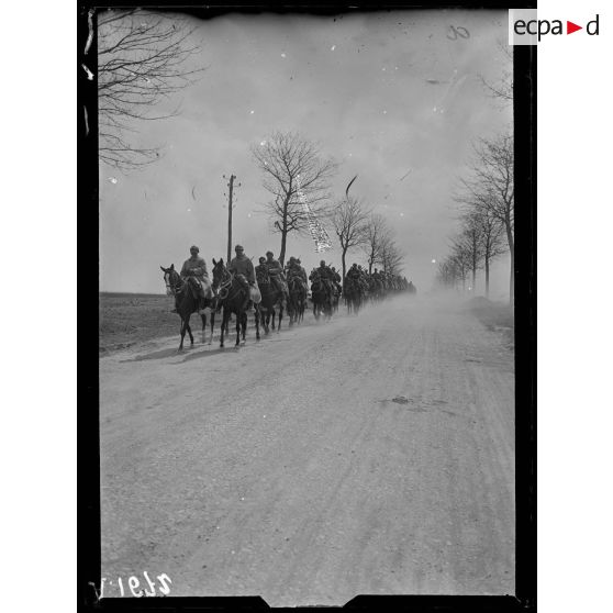 Près de la Veuve. Marne. Escadron de hussards. Retour des lignes. [légende d'origine]