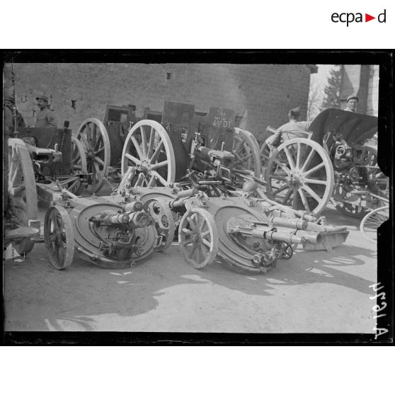 Livry-sur Vesle. Marne. Canons et lance-bombes de 77 nouveau modèle pris à Moronvilliers. [légende d'origine]